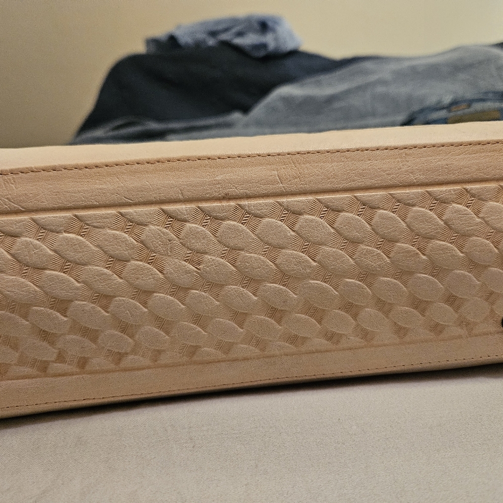 White (bone) Carved Leather purse, Vintage and Never Used! Hand carved in Mexico - Picture 5 of 10
